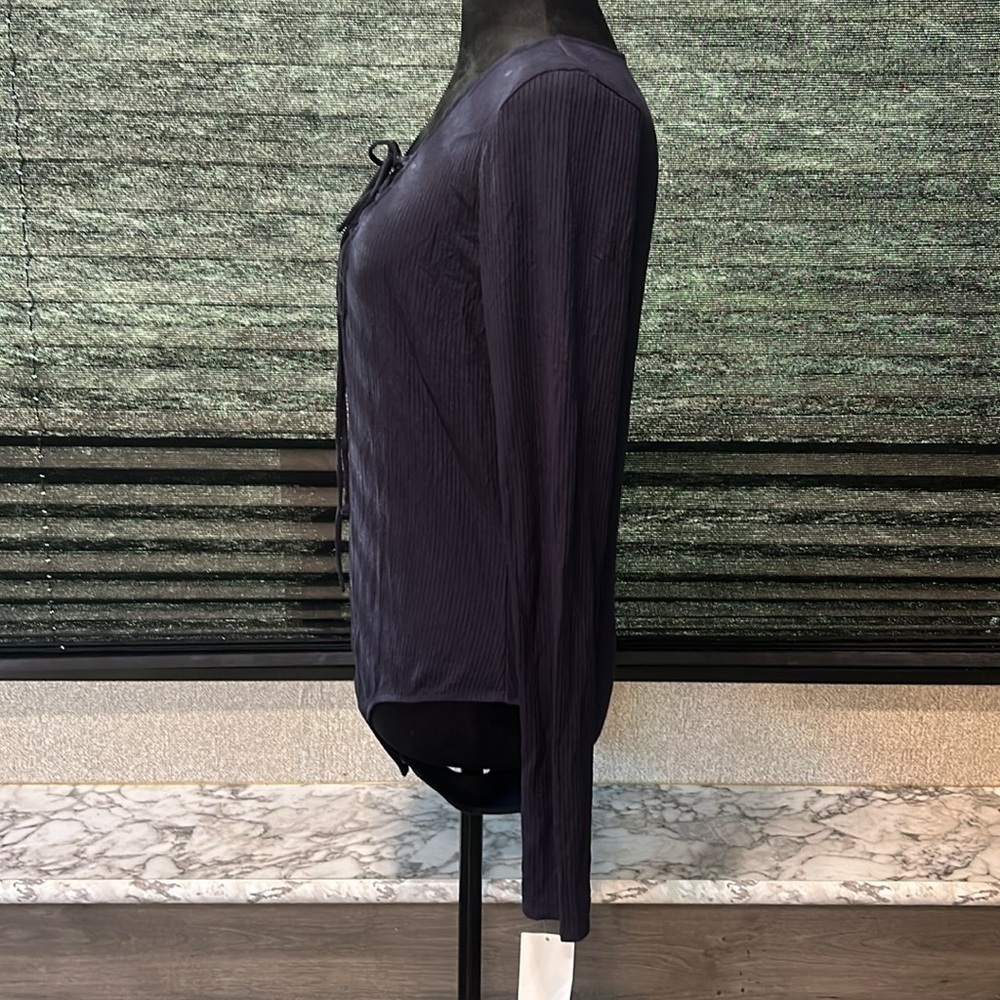 Trouve Women’s Navy Blue LS V-neck Ribbed Lace Front Bodysuit Size Medium NWT - Picture 2 of 9